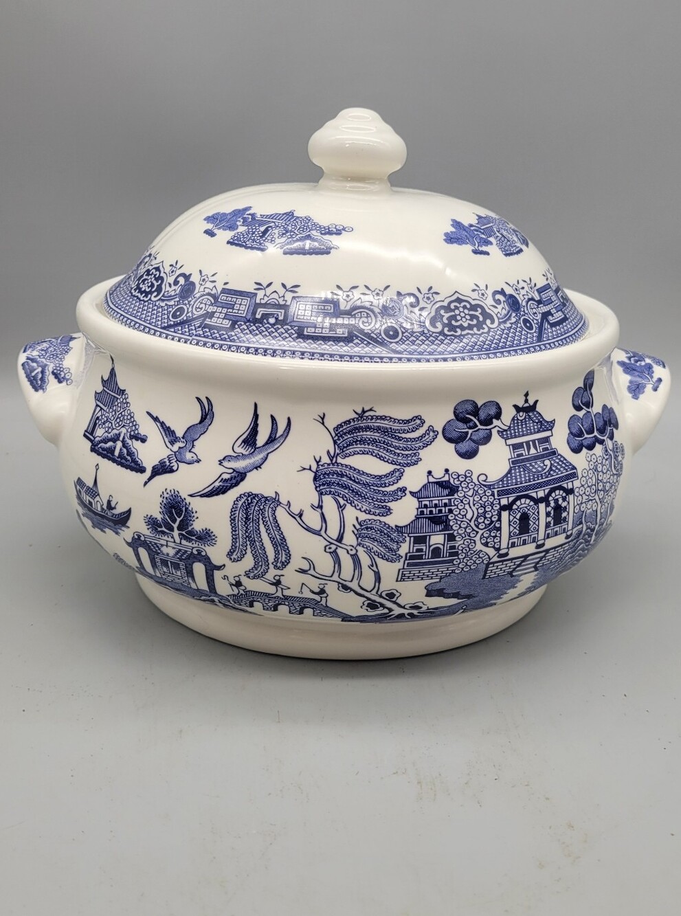 Vintage Churchill Blue Willow Round Covered Casserole Dish | Georgian Shape